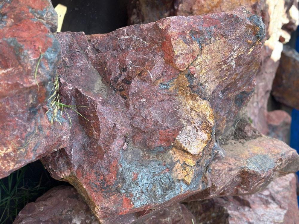 Камни для ландшафтного дизайна красно-фиолетовые 10-60 килограмм купить в Качканаре