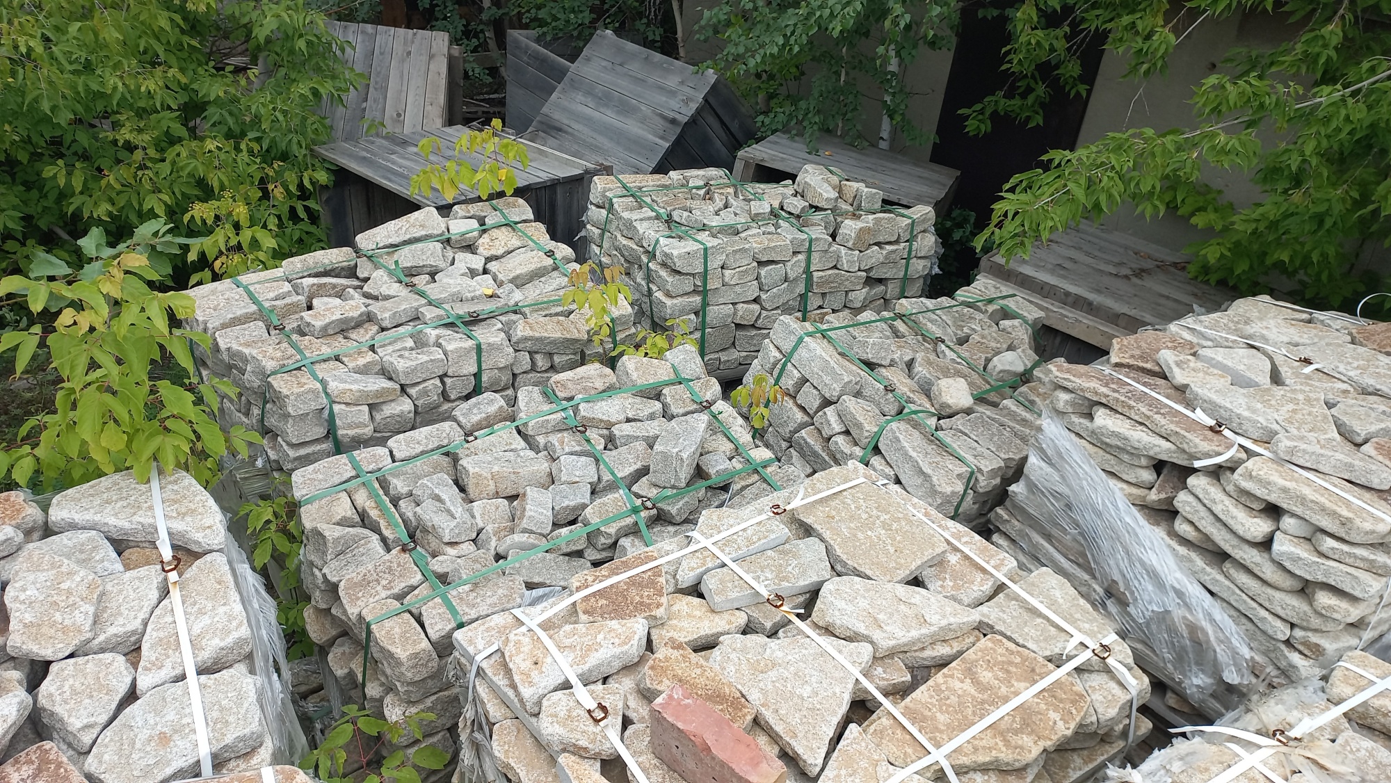 Плитняк галтованный гранитный для ландшафтного дизайна купить в Качканаре