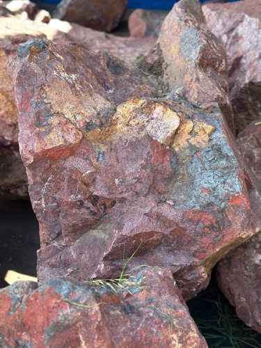 Камни для ландшафтного дизайна красно-фиолетовые 10-60 килограмм купить в Качканаре