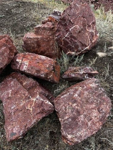 Ландшафтные глыбы красно-фиолетовые 200-1000 килограмм купить в Качканаре