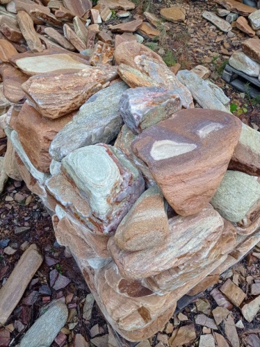 Златолит жёлтый, жёлто-зелёный глыбки и валуны для ланшафтного дизайна купить в Качканаре