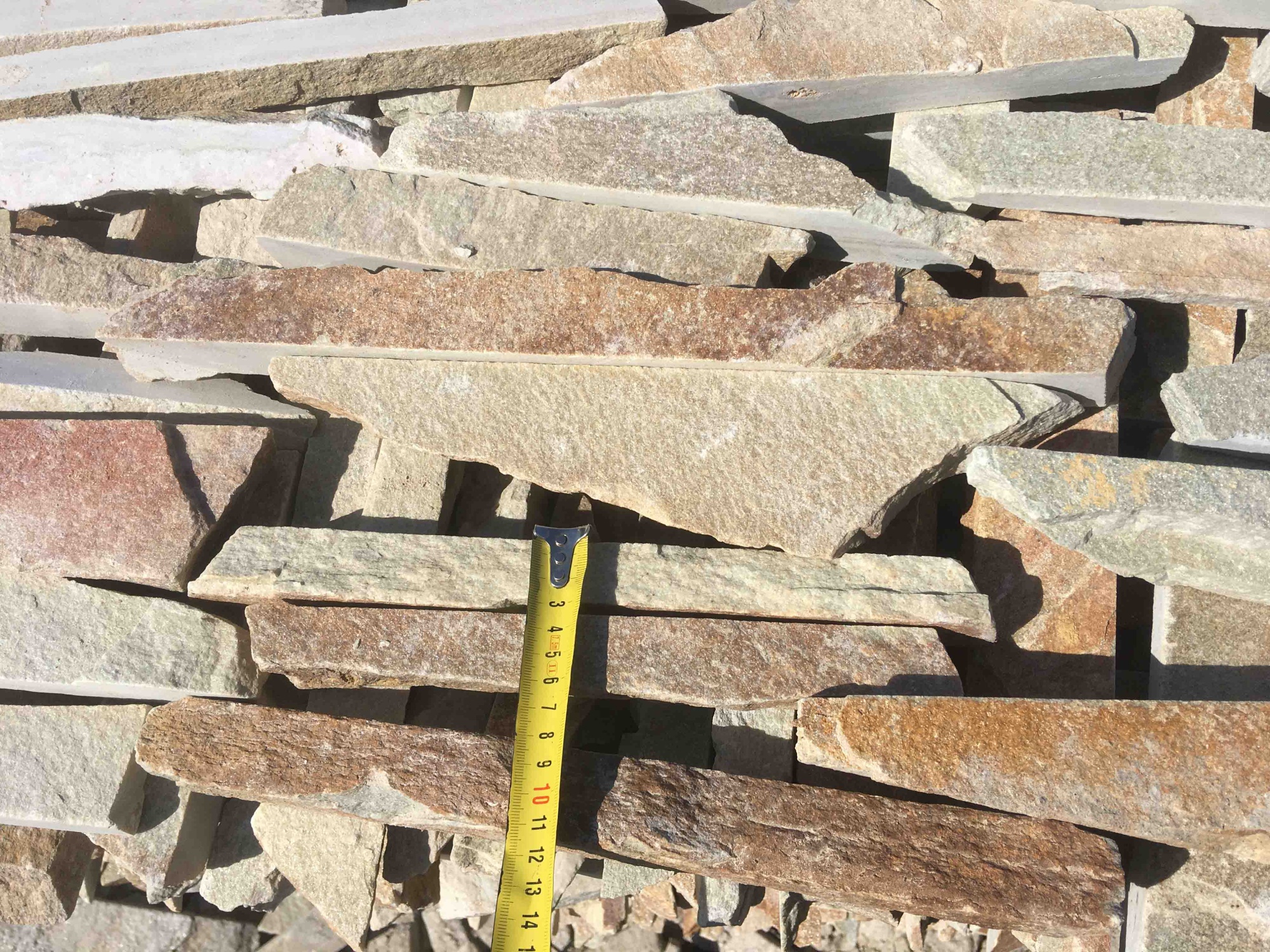 Горбушка златолит золотистый для облицовки купить в Качканаре