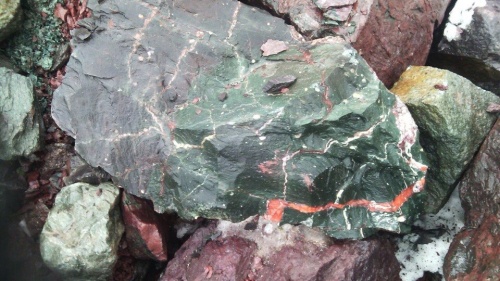 Гигантские зелёные валуны для ландшафтного дизайна весом более 5 тонн купить в Качканаре