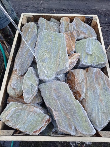 Златолит жёлтый, жёлто-зелёный глыбки и валуны для ланшафтного дизайна купить в Качканаре