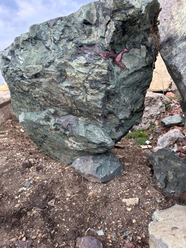 Гигантские зелёные валуны для ландшафтного дизайна весом более 5 тонн купить в Качканаре