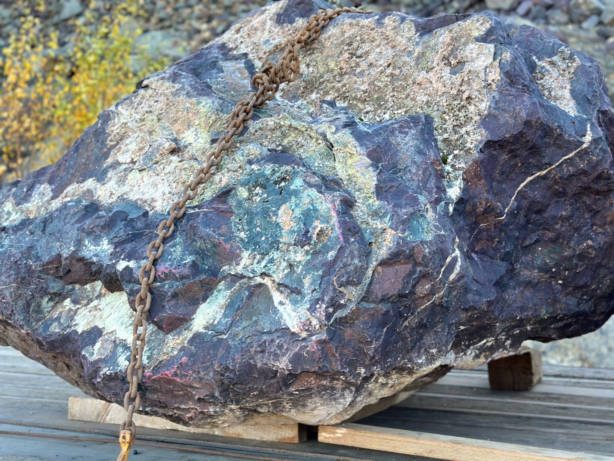 Огромные красно-фиолетовые валуны для ландшафтного дизайна весом более 5 тонн купить в Качканаре