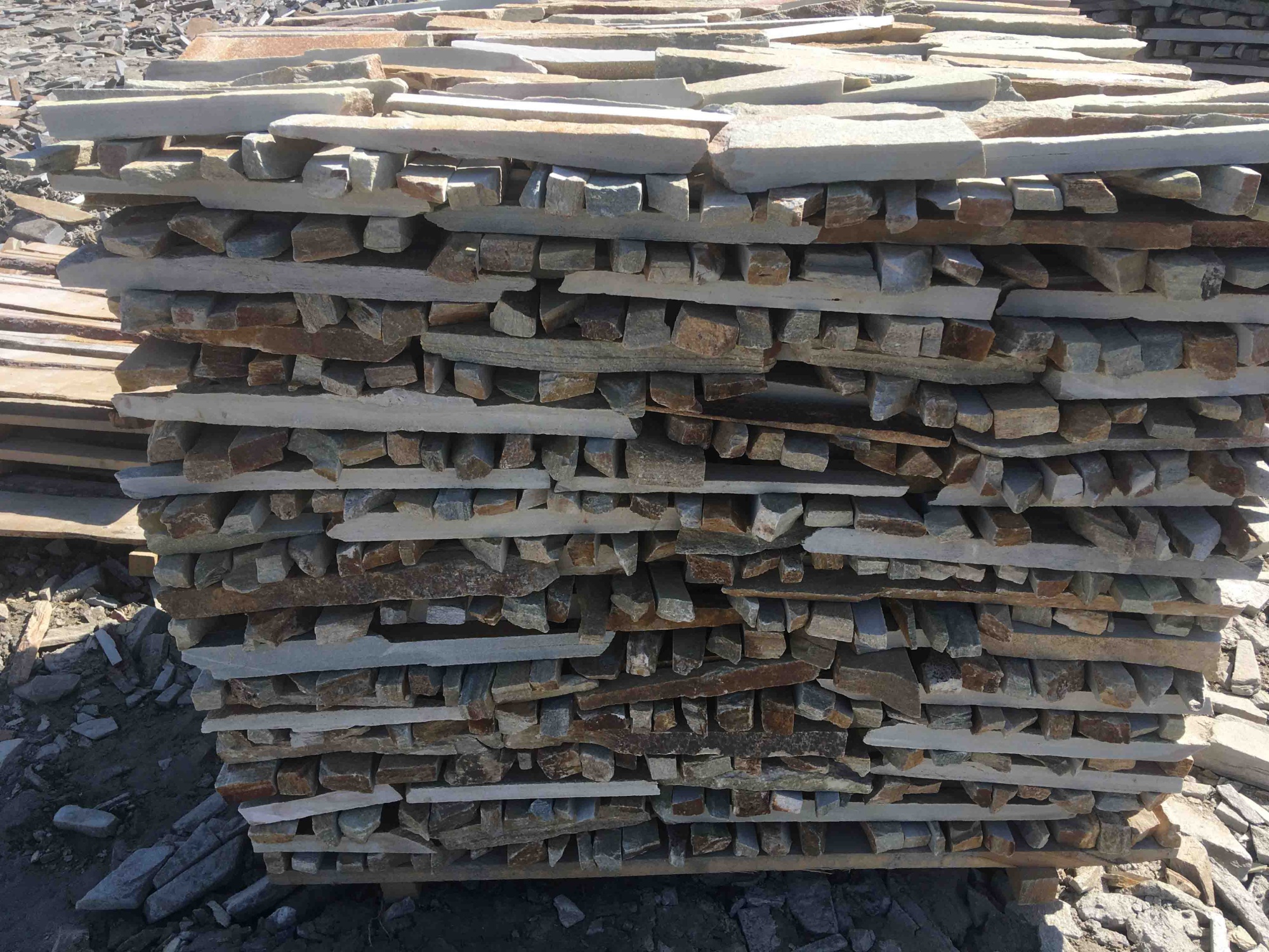 Горбушка златолит золотистый для облицовки купить в Качканаре