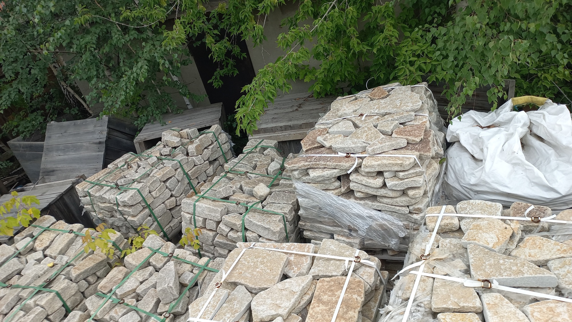 Плитняк гранитный галтованный купить в Качканаре