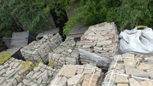 Гранитный плитняк галтованный для мощения купить в Качканаре