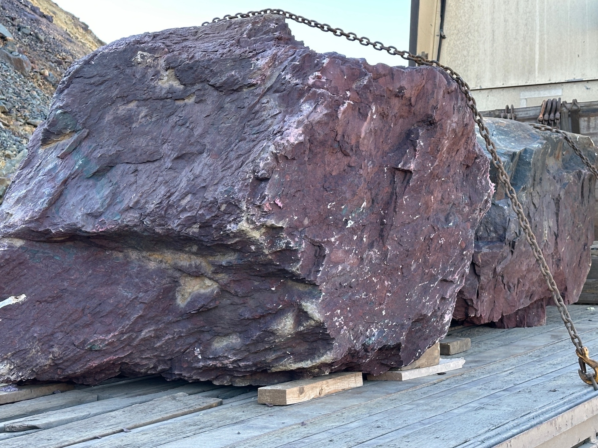 Огромные красно-фиолетовые валуны для ландшафтного дизайна весом более 5 тонн купить в Качканаре