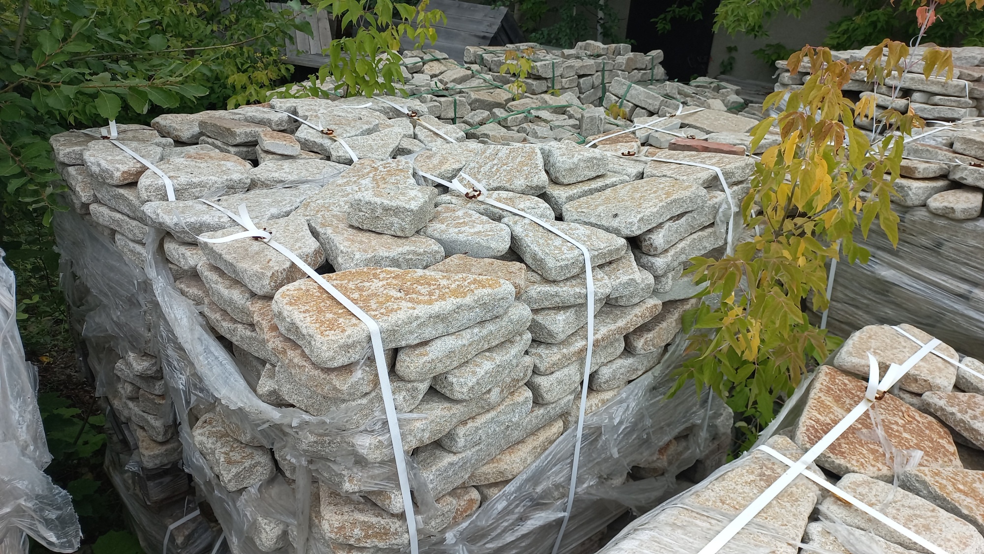 Плитняк галтованный гранитный для ландшафтного дизайна купить в Качканаре