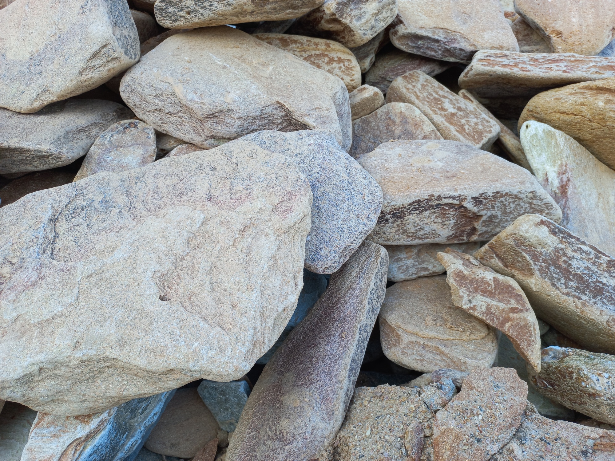 Златолит жёлтый, жёлто-зелёный глыбки и валуны для ланшафтного дизайна купить в Качканаре