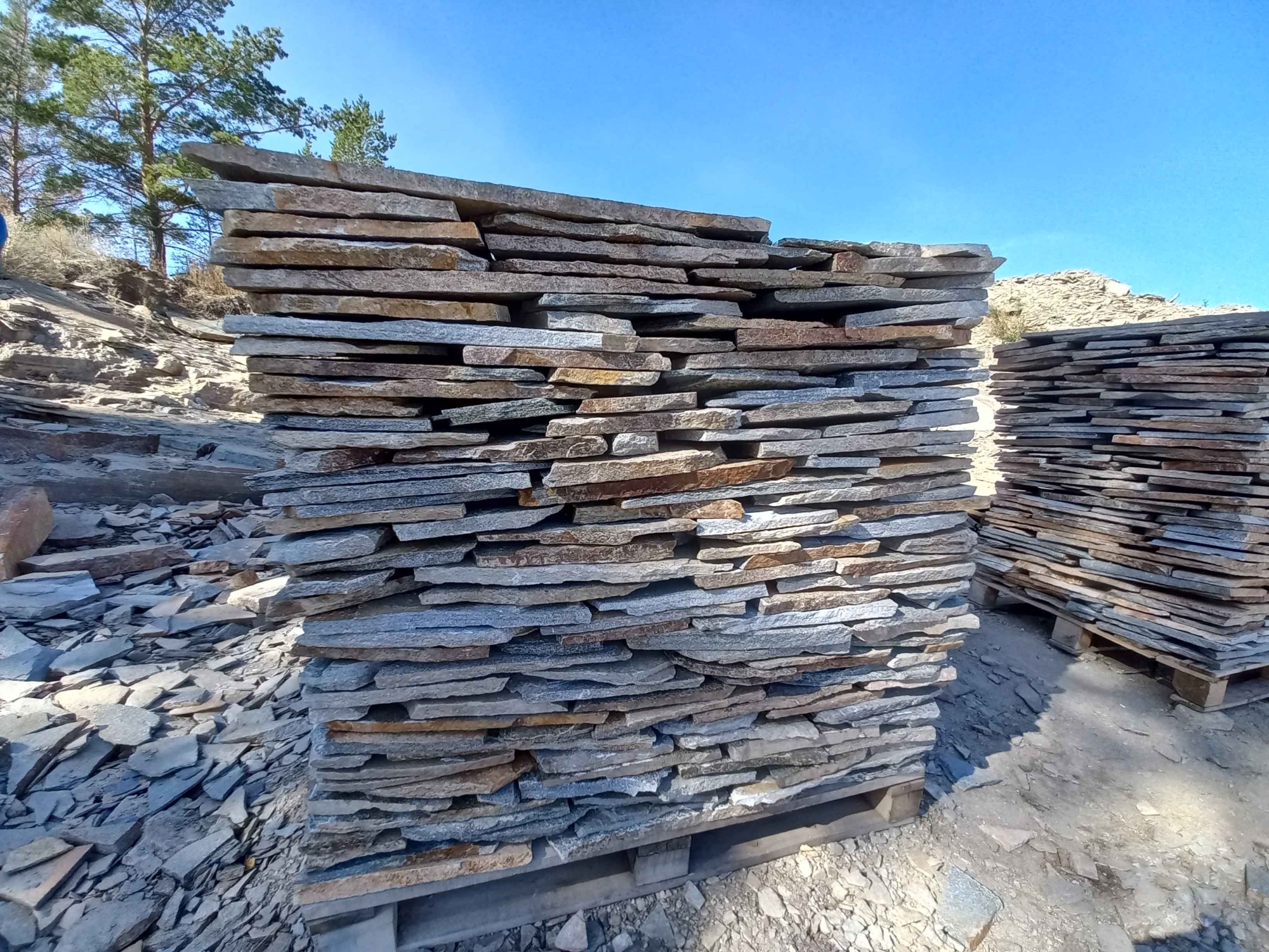 Плитняк златолит серебристый для фасада купить в Качканаре