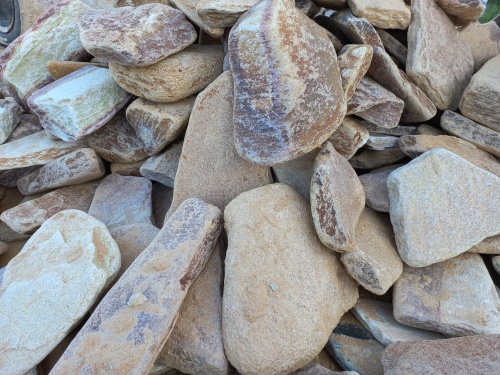 Златолит жёлтый, жёлто-зелёный глыбки и валуны для ланшафтного дизайна купить в Качканаре