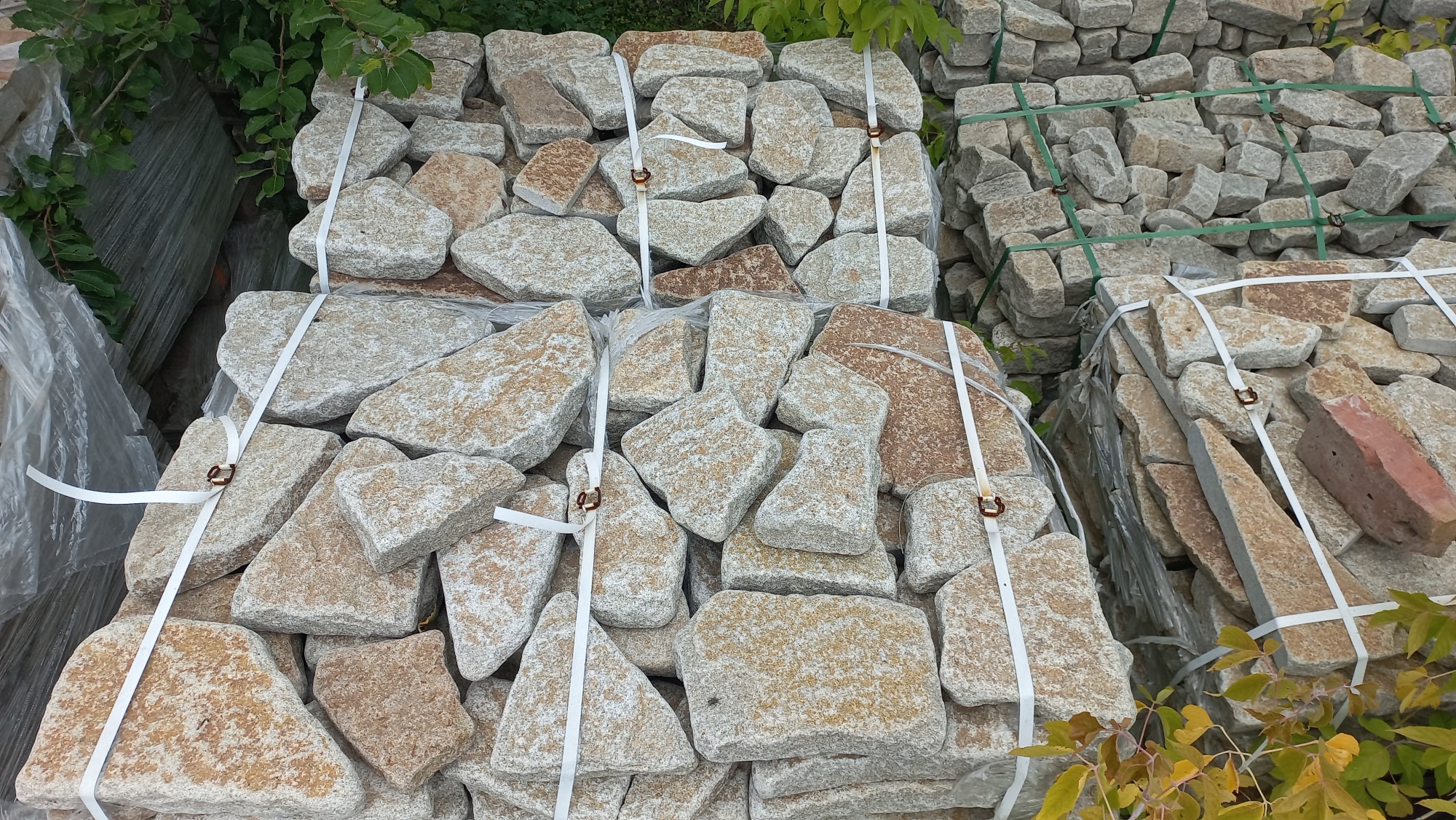 Гранитный плитняк галтованный для мощения купить в Качканаре