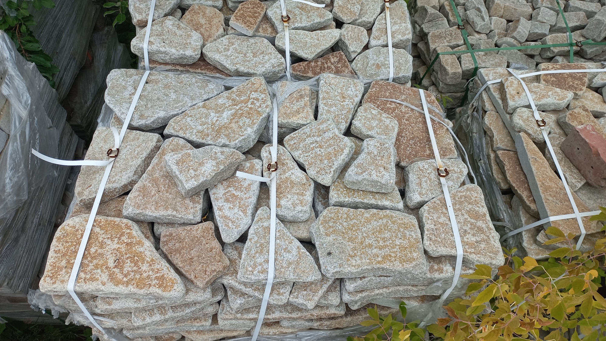 Плитняк галтованный гранитный для ландшафтного дизайна купить в Качканаре