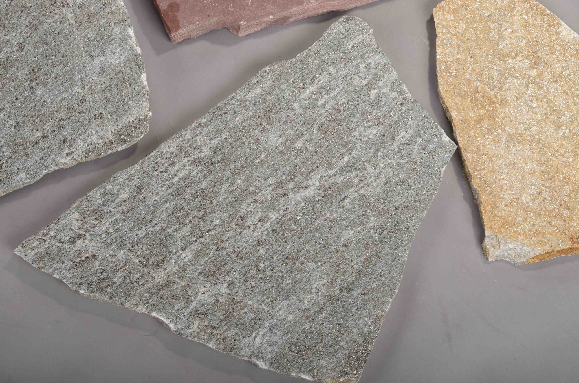 Плитняк златолит Уральский  для фасада купить в Качканаре