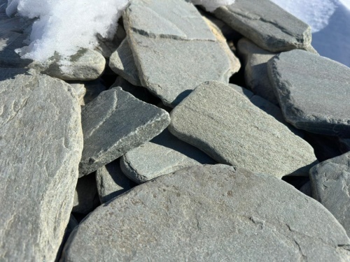 Плитняк златолит зелёный галтованный для цоколя купить в Качканаре