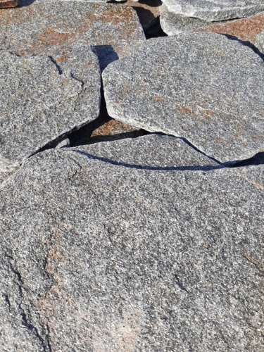 Златолит серебристый галтованный для лестниц купить в Качканаре