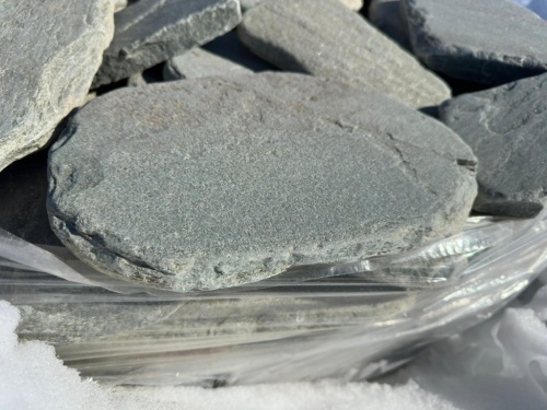 Плитняк златолит зелёный галтованный для мощения на бетон купить в Качканаре